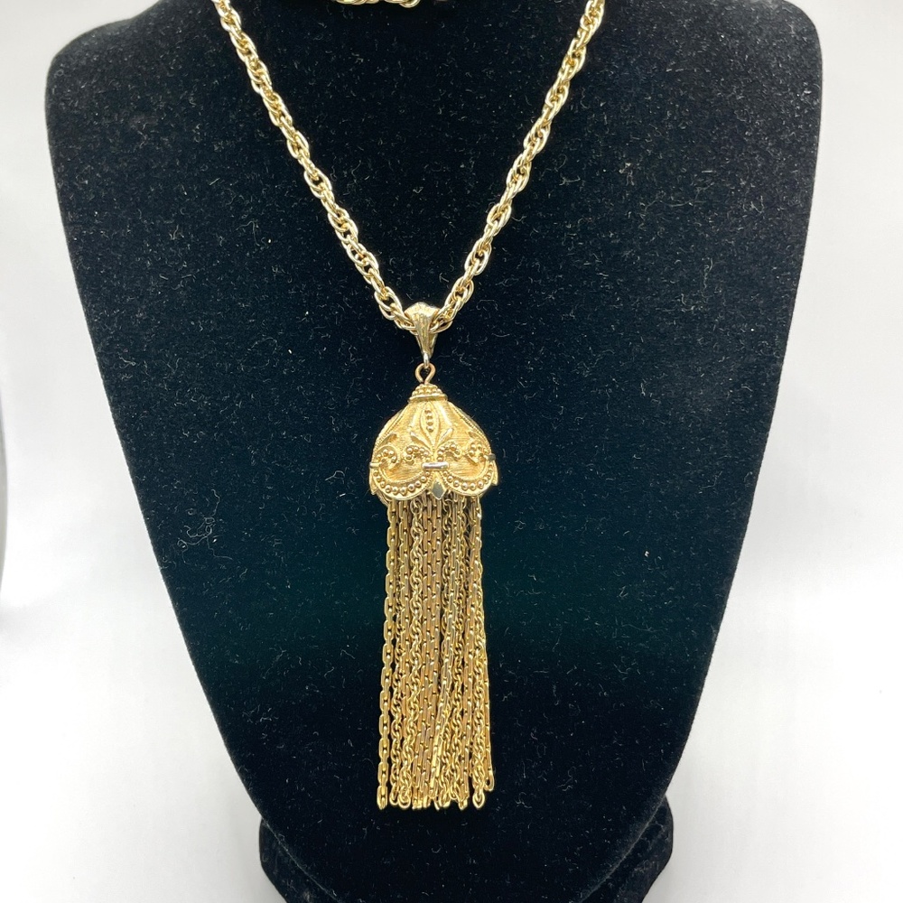 Vintage Gold Tone Fleur de Lis Tassel Pendant Necklace